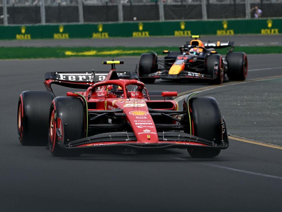 Carlos Sainz im Ferrari vor Sergio Perez im Red Bull beim Formel-1-Rennen in Australien 2024